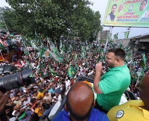  JDU takes a jibe at Tejashwi for distributing pens: He spoiled the education system in Bihar, he himself did not complete his studies.