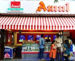 Amul gave a big gift to its customers, around 700 products will become cheaper from tomorrow.