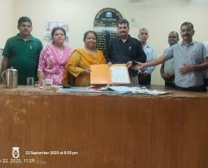 Khundiyan_Primary_Education_Association_submitted_a_memorandum_to_the_Tehsildar_in_protest_against_the_new_cluster_system.