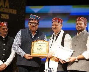 Solan_Raminder_Bawa_who_has_travelled_to_128_countries_received_the_'Him_Icon'_award.