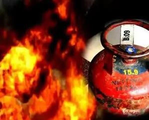 Kangra_A_fire_broke_out_in_a_dhaba_due_to_a_gas_cylinder_leak_all_safe