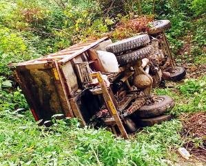 Solan_Tipper_truck_lost_control_and_fell_into_a_150_foot_deep_ditch_driver_safe