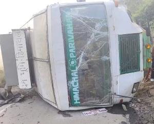 Himachal-Road-Transport-Corporation-bus-met-with-an-accident-driver's-presence-of-mind-averted-a-major-accident