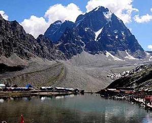 Chamba_Bharmour_hills_receive_season's_first_snowfall