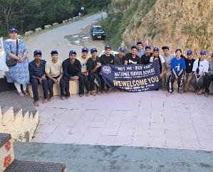 Kunihar_Volunteers_organized_a_cleanliness_drive_on_the_fourth_day_of_the_NSS_camp_at_SVN_School.