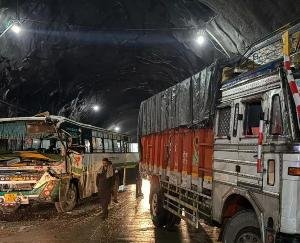 Mandi-HRTC-bus-met-with-an-accident-in-Aut-Tunnel-6-people-injured