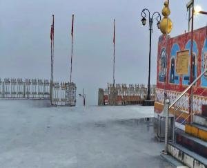 Mandi-Season's-first-snowfall-in-the-hills-of-famous-temple-Mata-Shikari-Devi