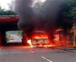 Kangra_A_massive_fire_broke_out_in_the_cabin_of_a_cement_tanker_in_Damtal_driver_safe.