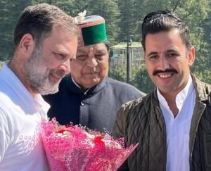 Rahul_Gandhi_reached_Shimla_Dhaniram_Shandil_and_Minister_Vikramaditya_Singh_welcomed_him.