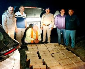 Kangra_District_police_caught_a_car_full_of_liquor_smuggler_arrested_with_278_bottles