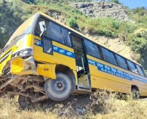 Himachal_Bus_carrying_school_children_visiting_Solan_met_with_an_accident_driver's_presence_of_mind_averted_a major_accident.