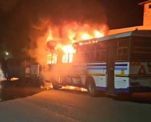 Baijnath_Two_buses_set_on_fire_by_unknown_persons_late_at_night_major_accident_averted