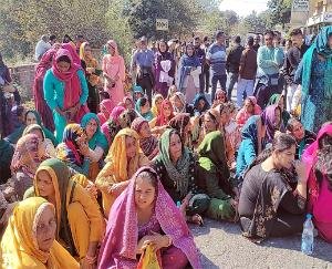 Hamirpur_Ranjana's_family_members_staged_a_road_blockade_demanding_justice_before_the_last_rites.