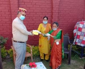 शशि प्रभा गुप्ता ने राज्य रेडक्रॉस समिति के लिए 50 हजार रुपये का चैक किया भेंट