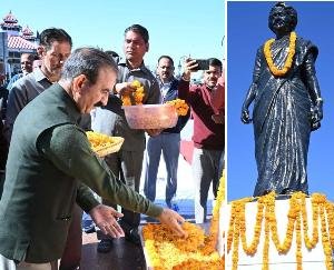 Shimla_Chief_Minister_pays_floral_tribute_to_former_PM_Indira_Gandhi_on_her_birth_anniversary