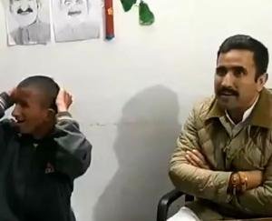 Hamirpur_Minister_Vikramaditya_Singh_reached_Sasan_and_met_disabled_Golu.