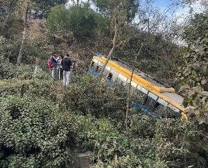 Chamba_Private_bus_met_with_an_accident_in_Samot_of_Bhatiyat_all_passengers_safe