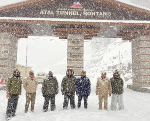 Kullu_Snowfall_in_Manali_administration_issues_instructions_to_stay_away_from_homes_and_hotels