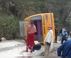 Private_school_bus_overturns_in_Kangra_6_children_and_4_teachers_injured