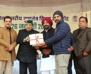 Solan_Vijay_Bhatti_who_has_donated_blood_49 times_was_honored_by_the_state_government.