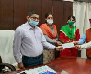 महिला मंडल पोखी ने सी एम राहत कोष मे दिया अंशदान