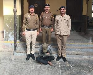 10.01_grams_of_chitta_recovered_from_a bus_passenger_in_Solan_arrested