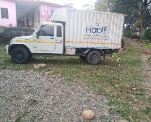 Dada Siba: Pickup loaded with bakery items goes out of control at Aara Chowk, major accident averted