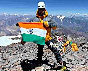Bhupendra_of_Sundernagar_hoisted_the_tricolor_on_the_highest_peak_of_South_America.