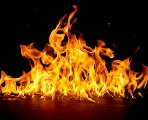 A massive fire broke out in Manali, burning a two-storey house to ashes, causing losses worth lakhs.