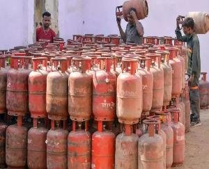 Himachal_faces_shortage_of_commercial_LPG_cylinders_with_only_two_days_stock_left.