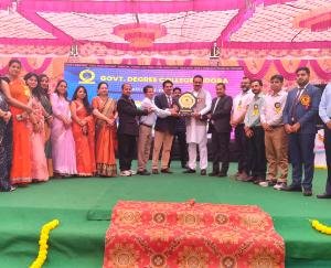 MLA_Malendra_Rajan_honored_meritorious_students_at_the_annual_function_in Indora_College.
