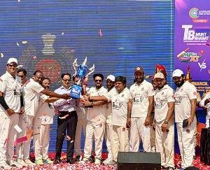 A friendly cricket match was played between the MP and Delhi Police under the 'TB Free India' campaign.