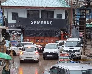 Illegal_parking_in_Dharampur_(Mandi)_market_has_become_a_headache_people_are_facing_traffic_jams.