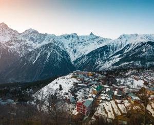 Himachal_Snowfall_in_the_mountains_thunderstorm_alert_in_4_districts_road_travel_risky