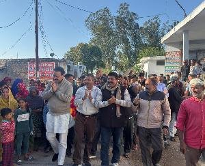 Indora_MLA_Malendra_Rajan_listened_to_public_problems_and_reviewed_development_works_in_Paral_Panchayat.