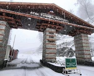Himachal_Snowfall_on_high_peaks_orange_alert_in_six_districts_know_weather_updates