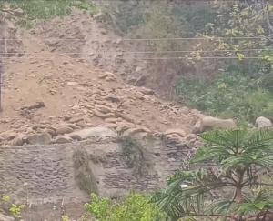 Landslide in Kullu, half a dozen houses evacuated in Inner Akhara Bazaar