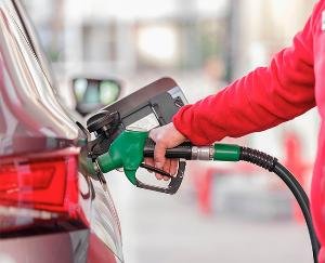 The central government has given a big relief, reducing the excise duty on petrol and diesel by Rs 10 per liter.
