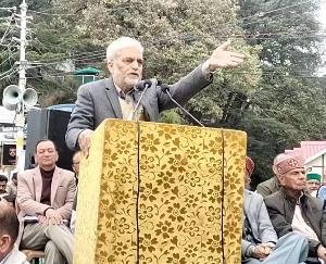 Shimla: Pensioners protested at Chaura Maidan, raising slogans against the state government.