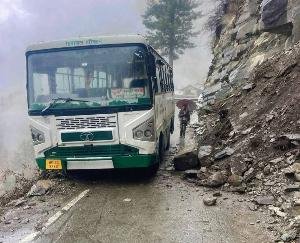 Himachal_Debris_falls_on_HRTC_bus_from_hill_passengers_saved_due_to_driver's_presence_of_mind