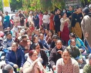 Doctor_treated_rudely_at_Chamba_Medical_College_outsourced_employees_stage_road_blockade