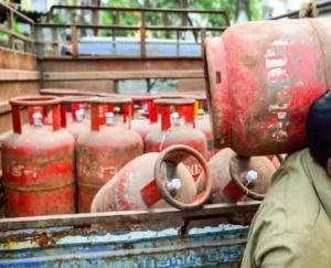 Crackdown on cylinder black marketing in Mandi, 50 domestic cylinders seized from dhabas and hotels