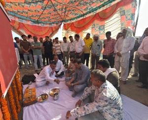  Indora: MLA Malendra Rajan laid the foundation stone for two bridges worth Rs 4.50 crore.