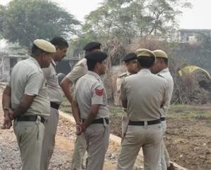 Himachal Pradesh: Unidentified body found on the road near Shamlech in Solan; accident or murder? Police investigating.