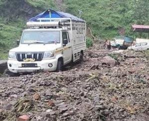 Rain wreaks havoc in Naina Devi! Cow shed destroyed by falling rocks, cow suffers a painful death; several roads blocked.