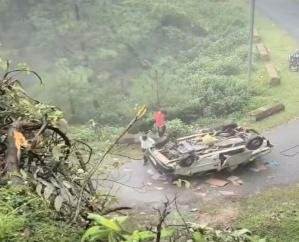 Panic ensues following a car accident in Mahunag! Car overturns on the road after going out of control; one dead, two critically injured.