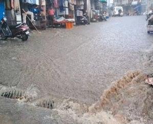 Deluge of sewage in Sirmaur! Filth outside, government ration warehouse inside—questions raised about the sanitation system.