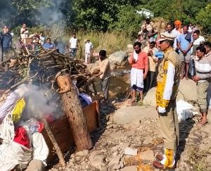 SI Laxman Singh laid to rest with military honors; son performed the last rites.