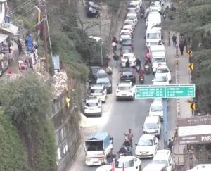 Shimla-Manali packed over the weekend, traffic jams on roads; vehicles crawled along Circular Road.