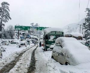 Snowfall in Himachal Pradesh closes roads, rescue operations underway in Churdhar-Shinkula